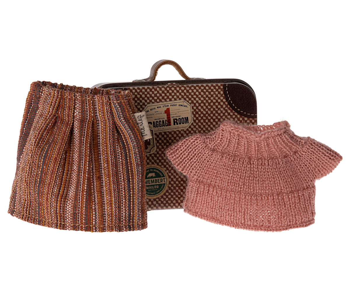 Knitted Blouse & Skirt in Suitcase, Mouse - Grandma image number 3