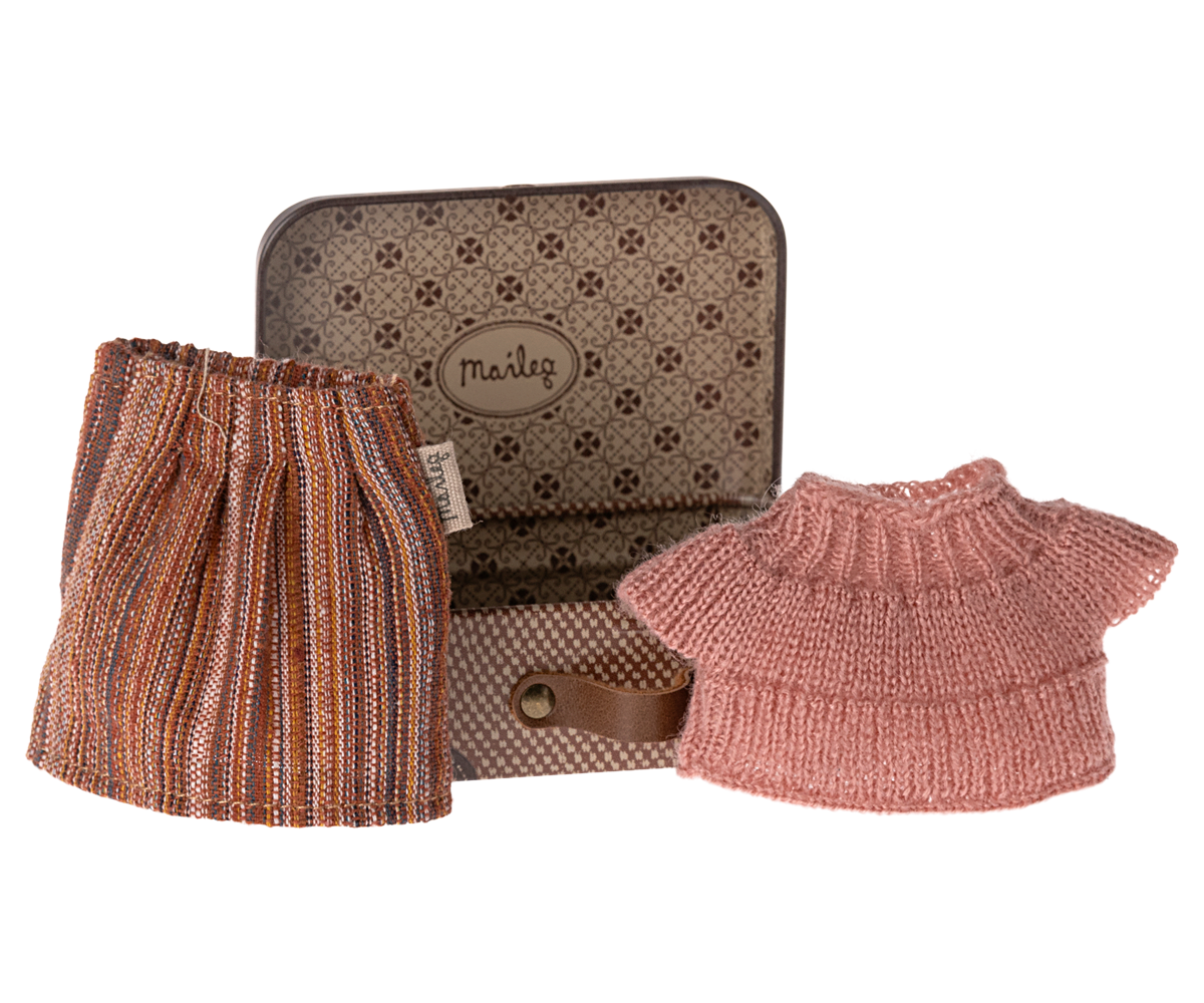 Knitted Blouse & Skirt in Suitcase, Mouse - Grandma image number 4
