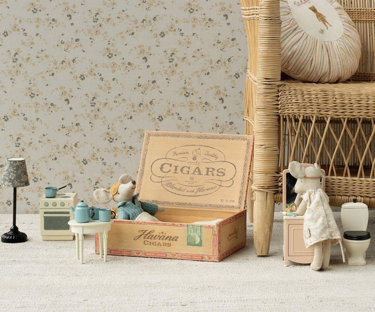 Mum & Dad Mice in Cigar Box image number 4