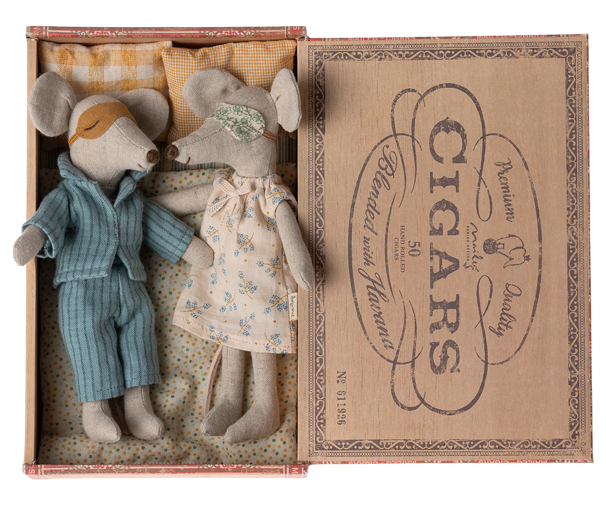 Mum & Dad Mice in Cigar Box image number 1