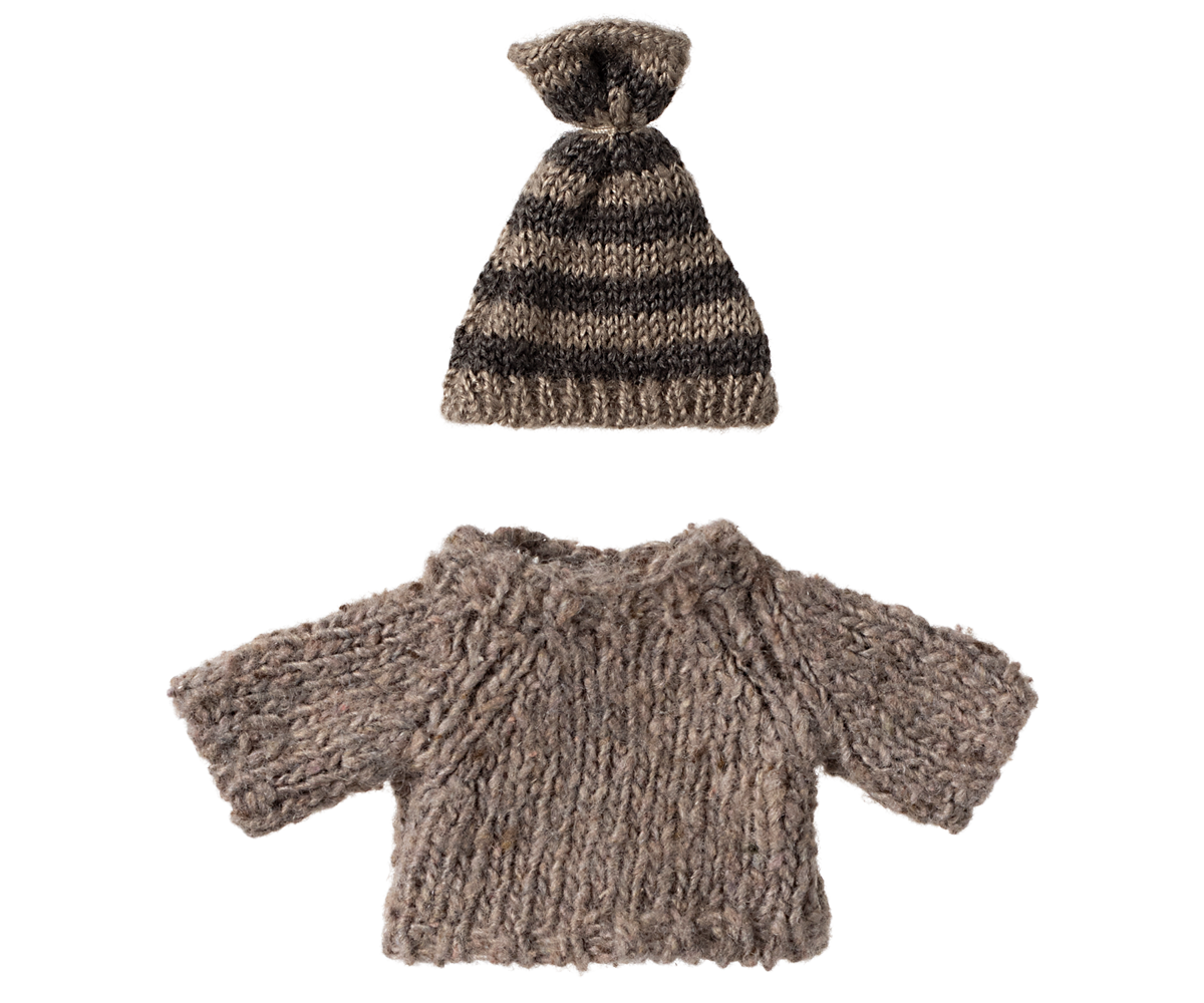 Knitted sweater and hat, Big brother mouse image number 1