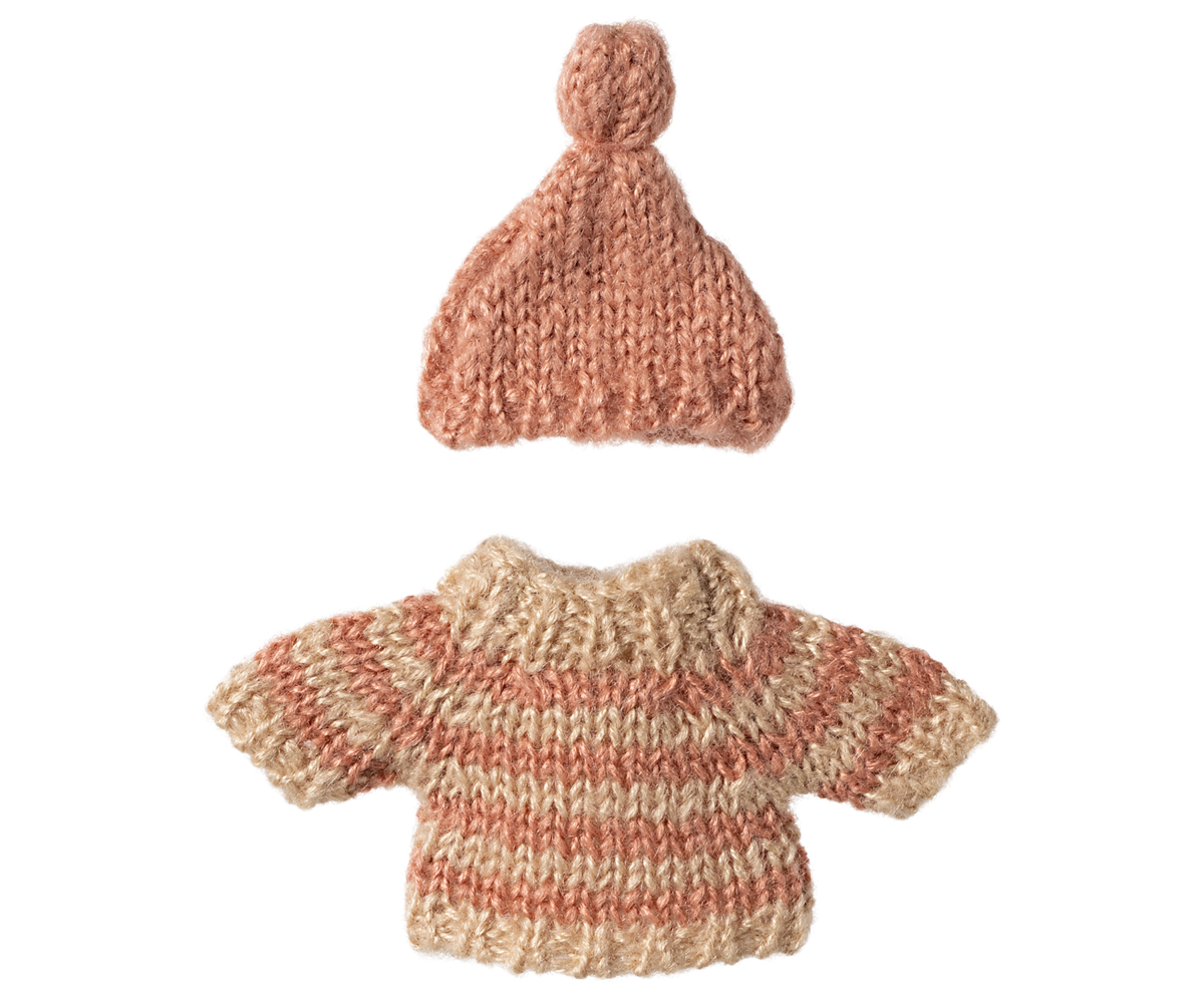 Knitted sweater and hat, Big sister mouse image number 0