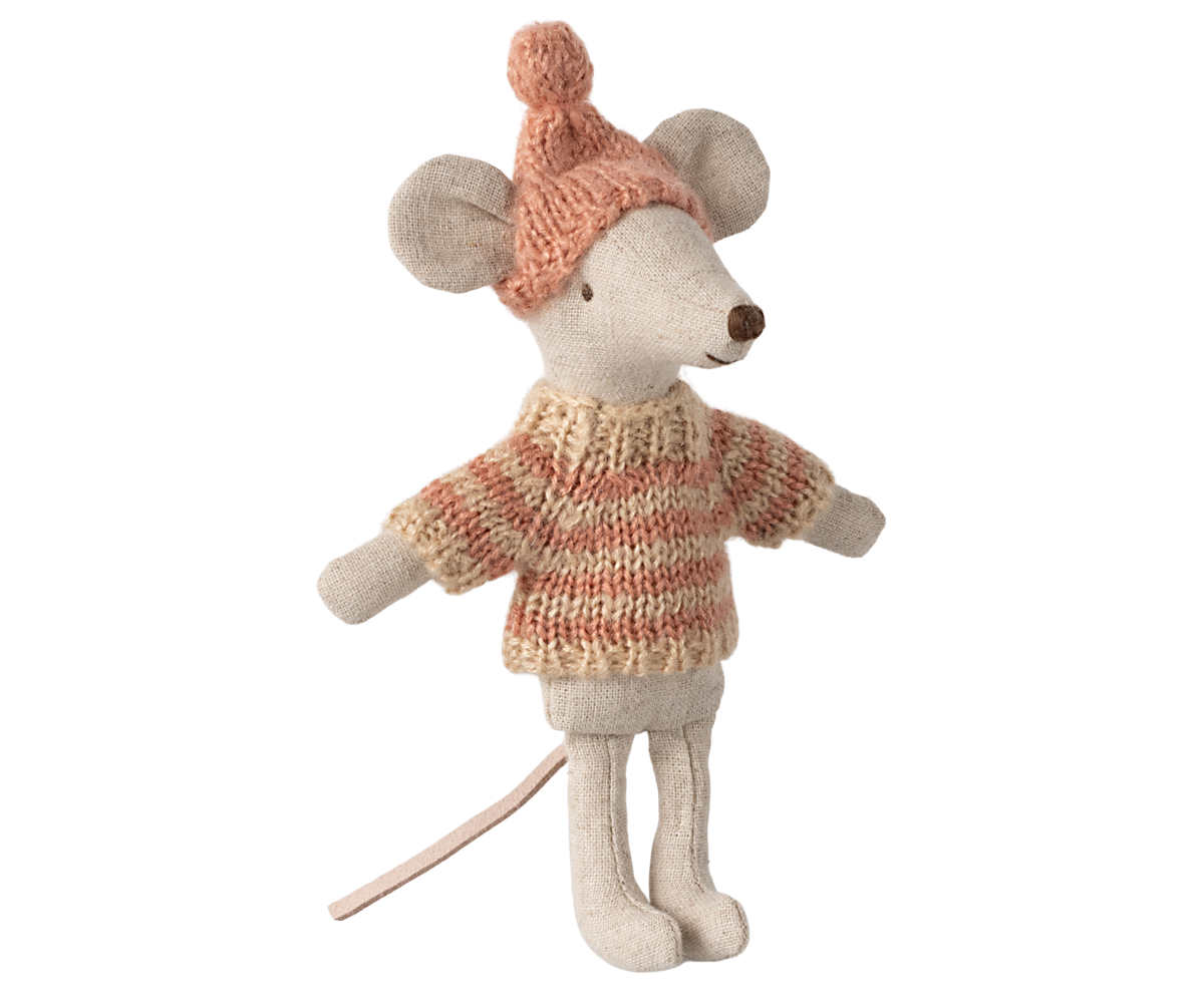 Knitted sweater and hat, Big sister mouse image number 1