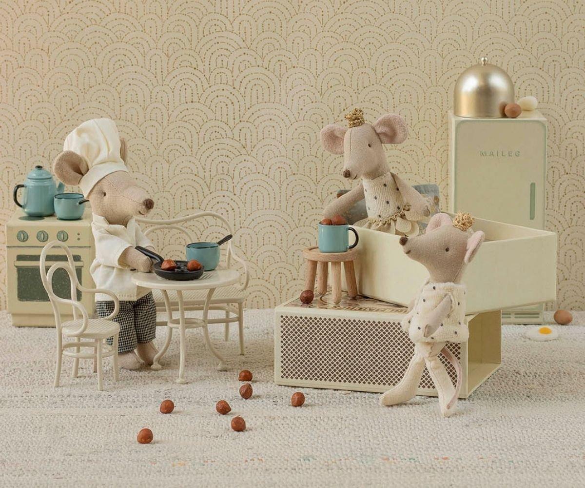 Royal twin mice, Little sister and brother in matchbox image number 2