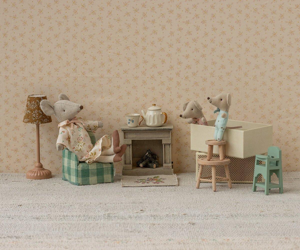 Twins, Baby mice in matchbox image number 2