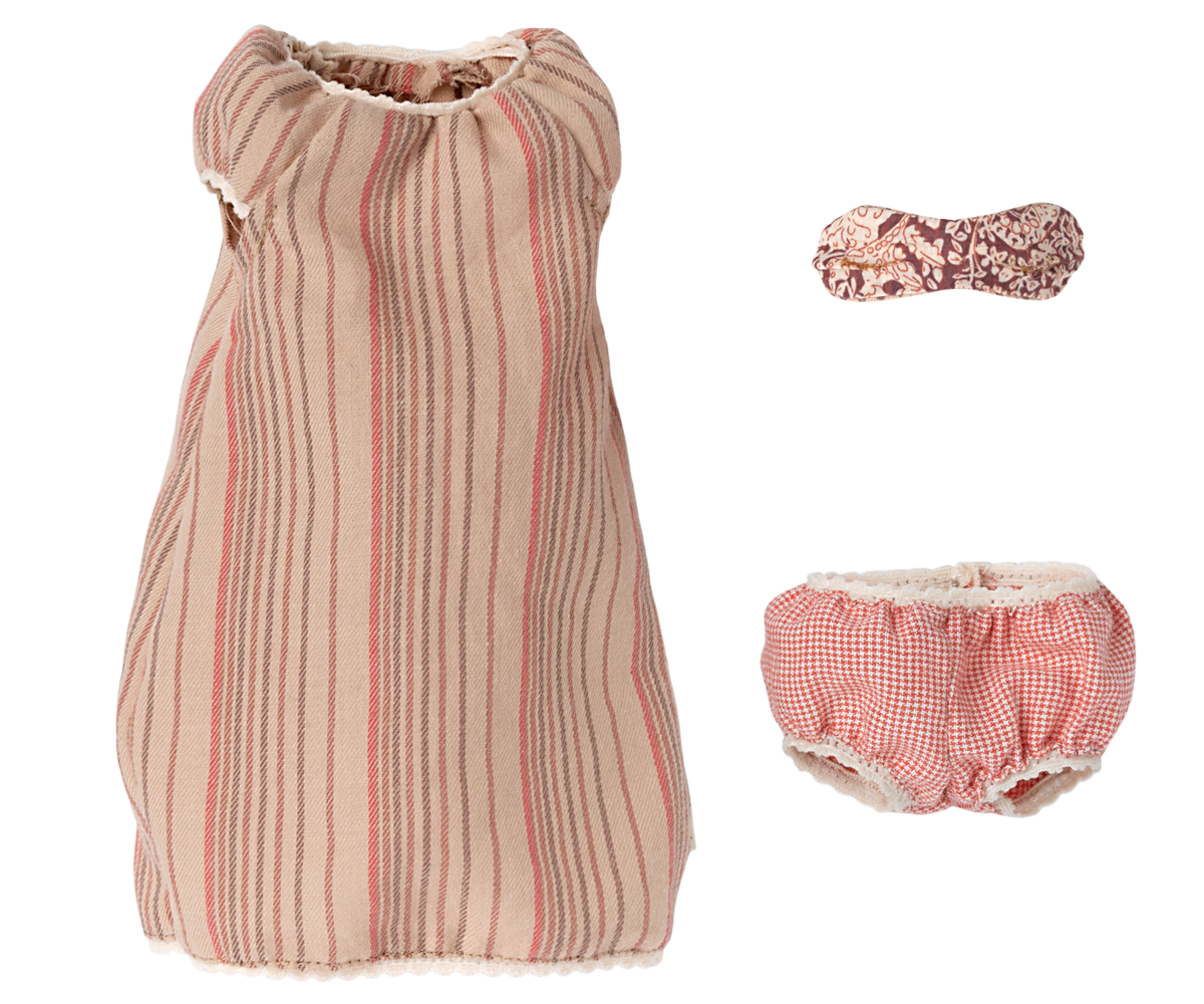 Medium Mouse in Nightgown image number 2