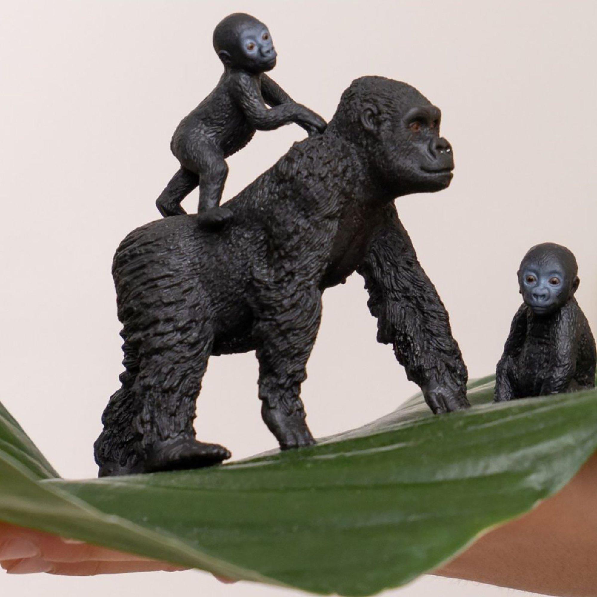 Wild Life: Gorilla Family image number 2