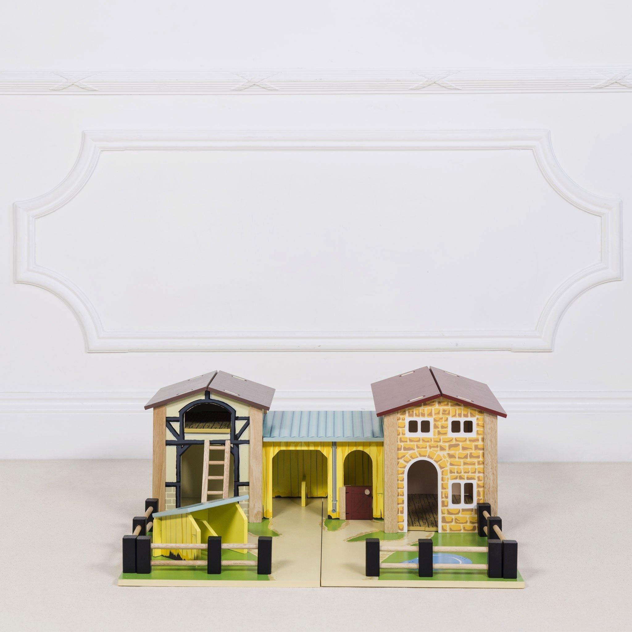 Wooden Farmyard Stables image number 2