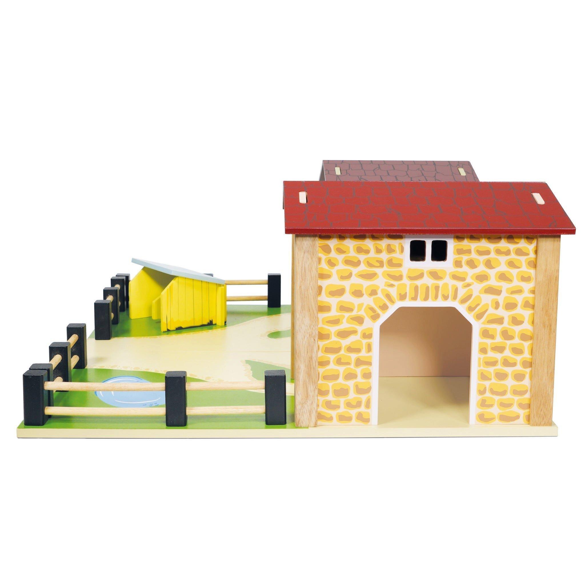 Wooden Farmyard Stables image number 4