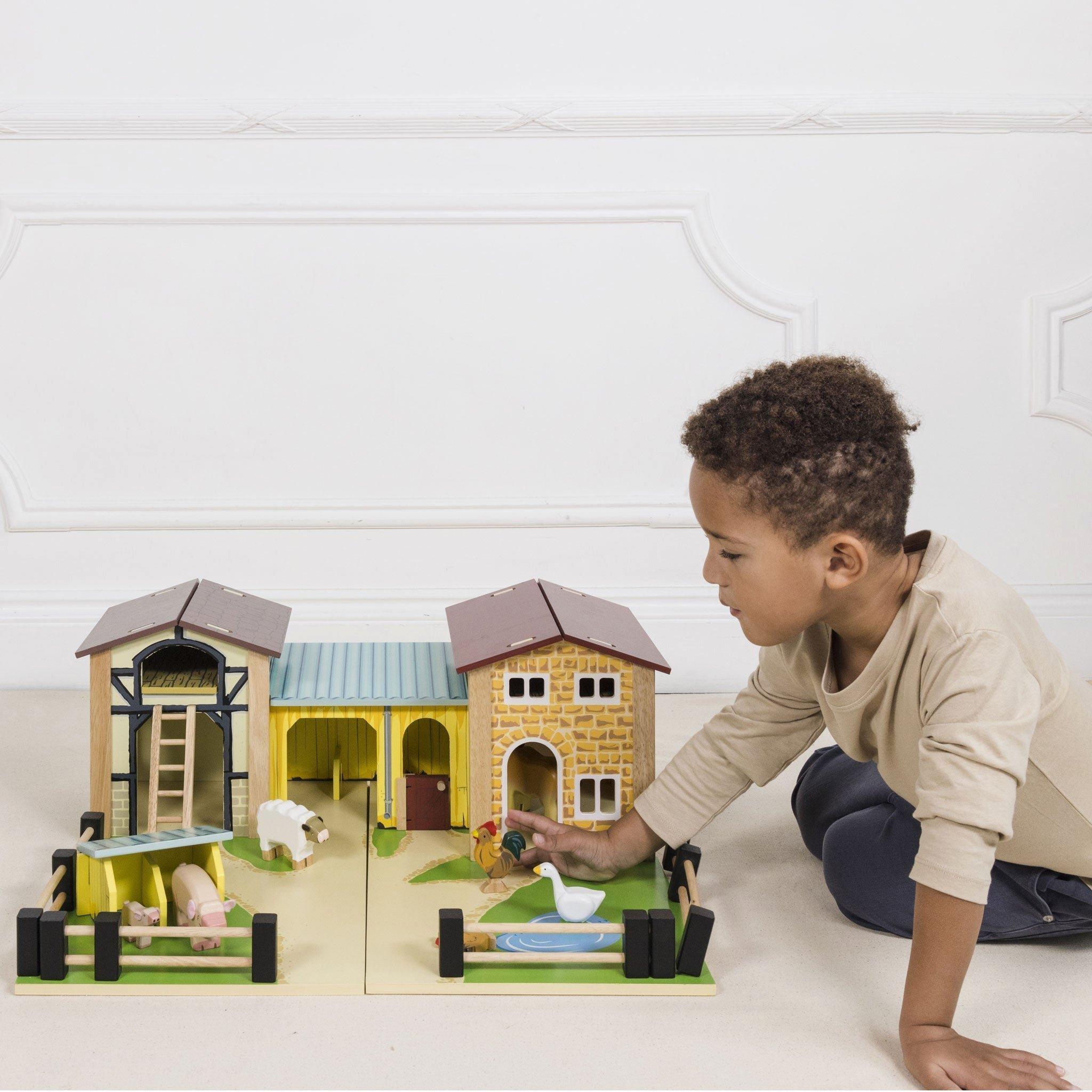 Wooden Farmyard Stables image number 1