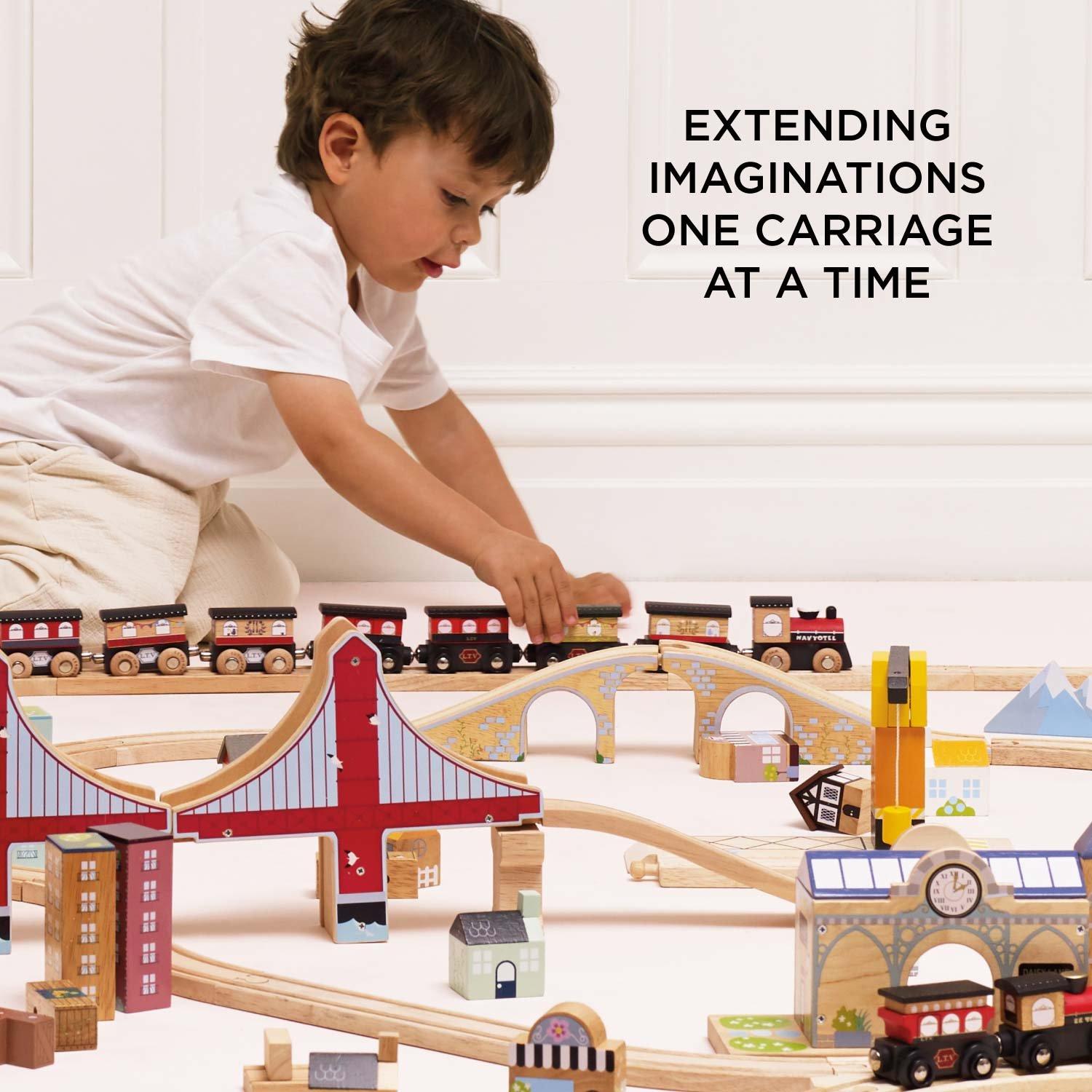 Red Royal Express Train & Carriages image number 3