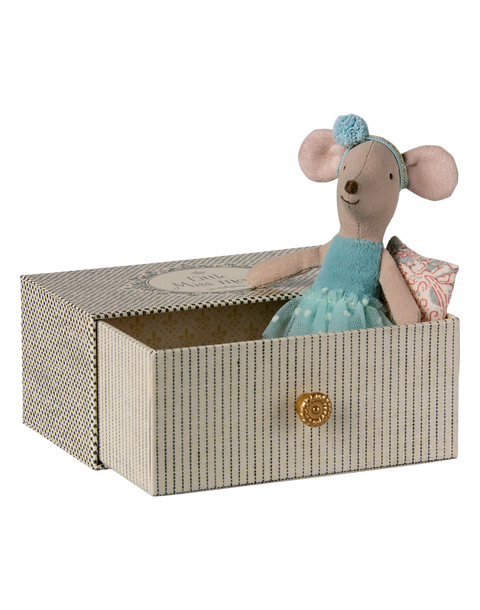 Dance mouse in daybed, Little sister