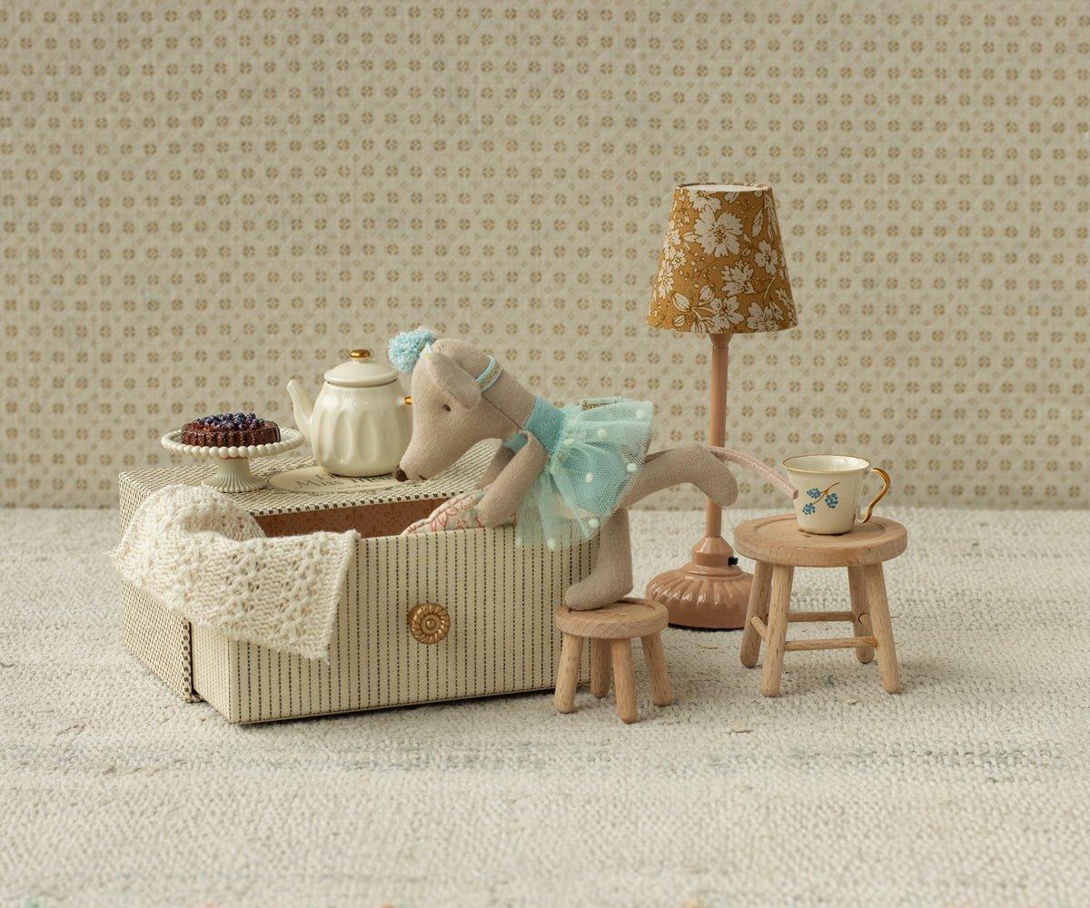 Dance mouse in daybed, Little sister image number 1