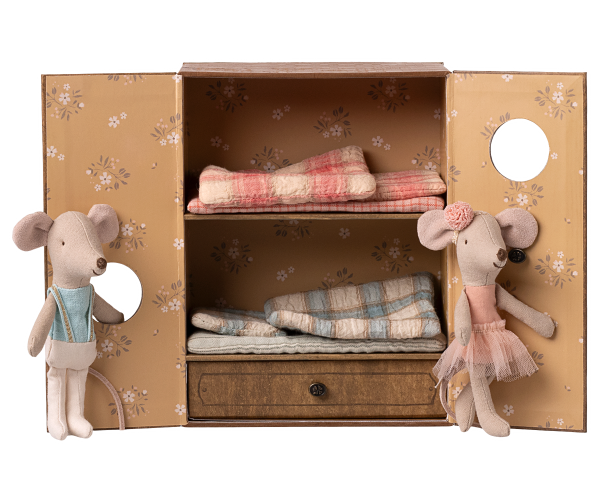 Ballet mice in dance studio, Little sister and brother image number 1
