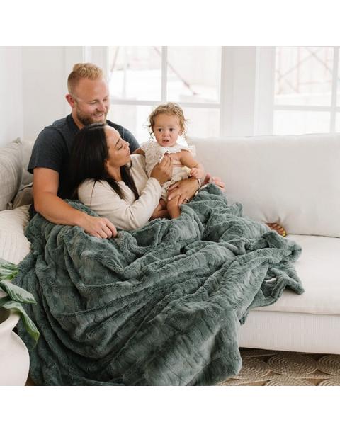 Patterned Faux Fur Throw Blanket in Fir