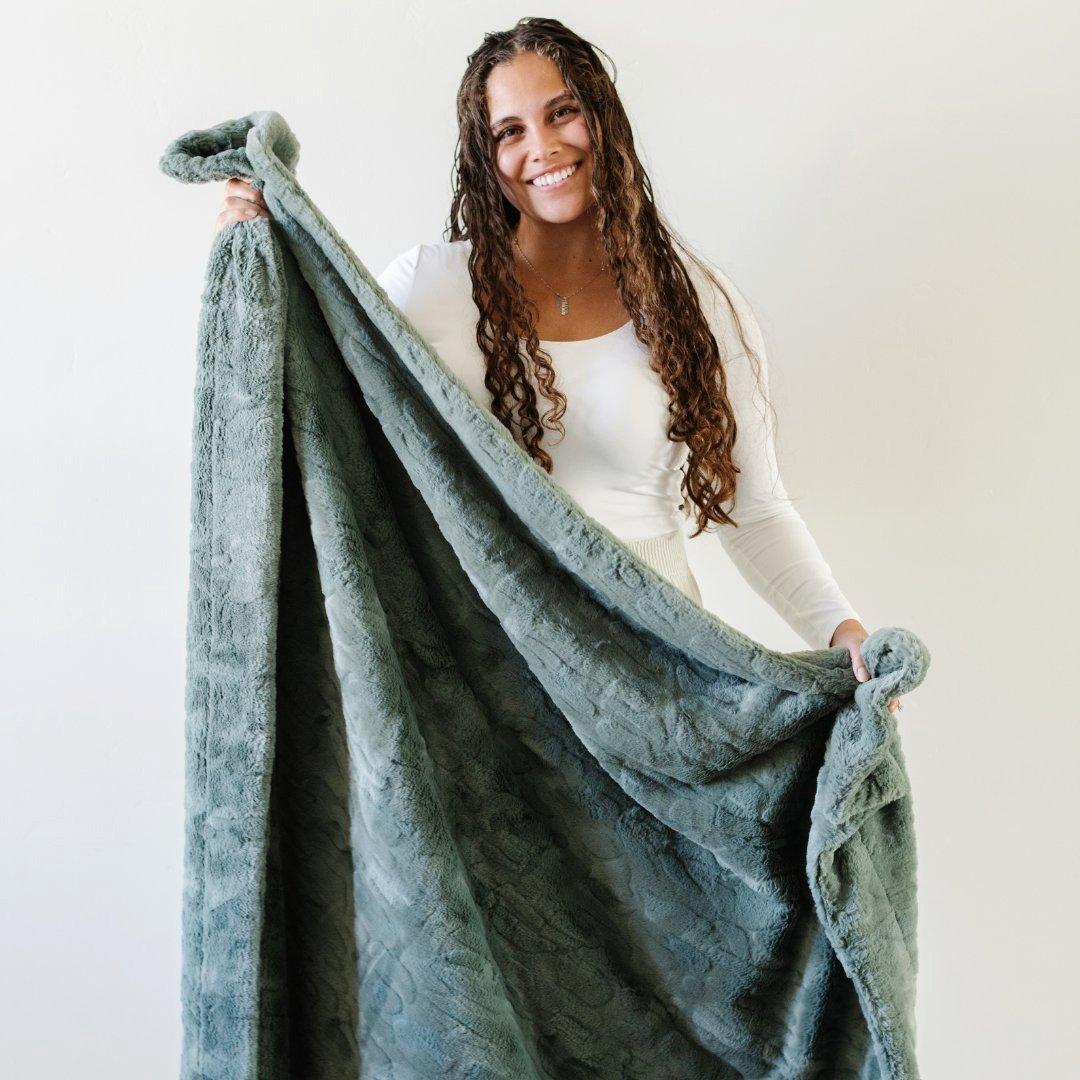 Patterned Faux Fur Throw Blanket in Fir image number 2