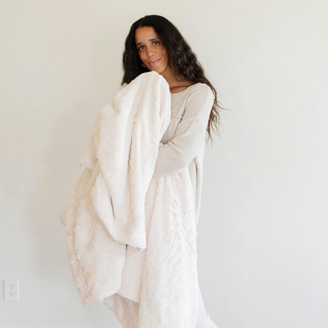 Patterned Faux Fur Throw Blanket in Ivory
