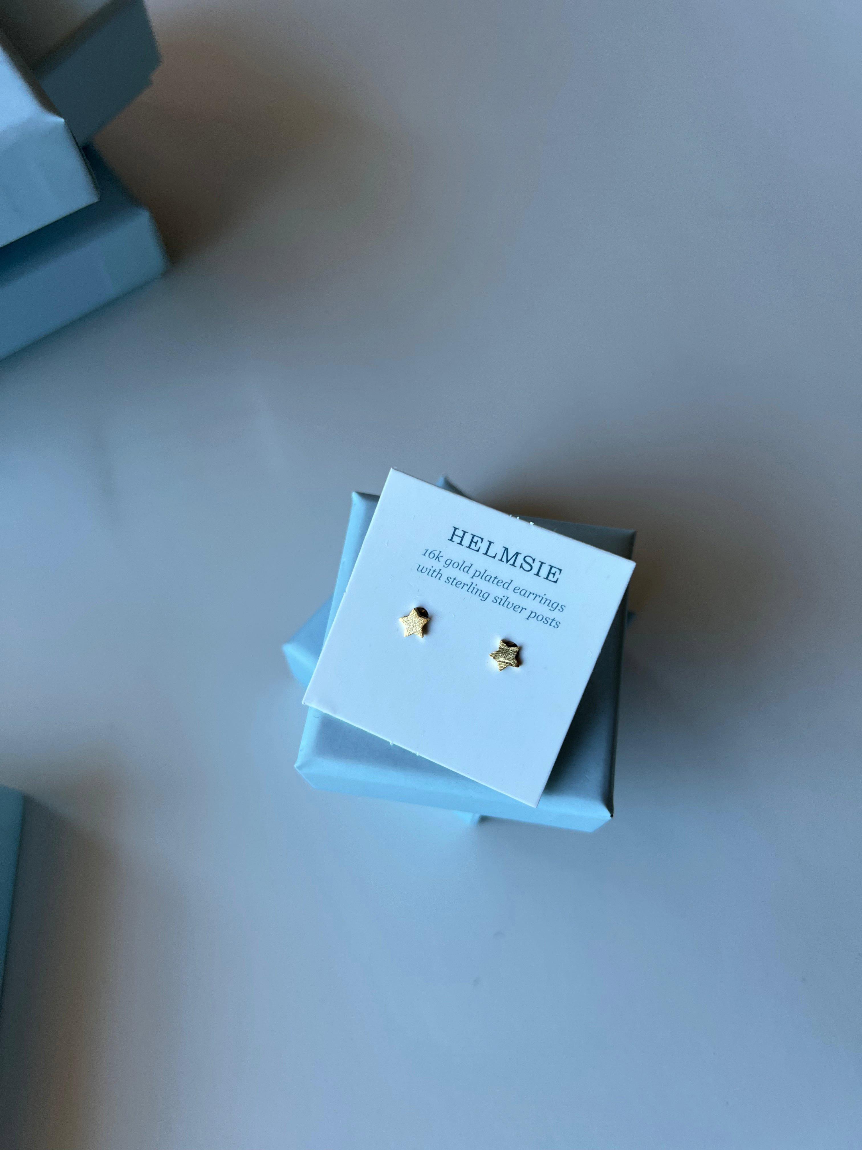 Tiny Star Earrings image number 2