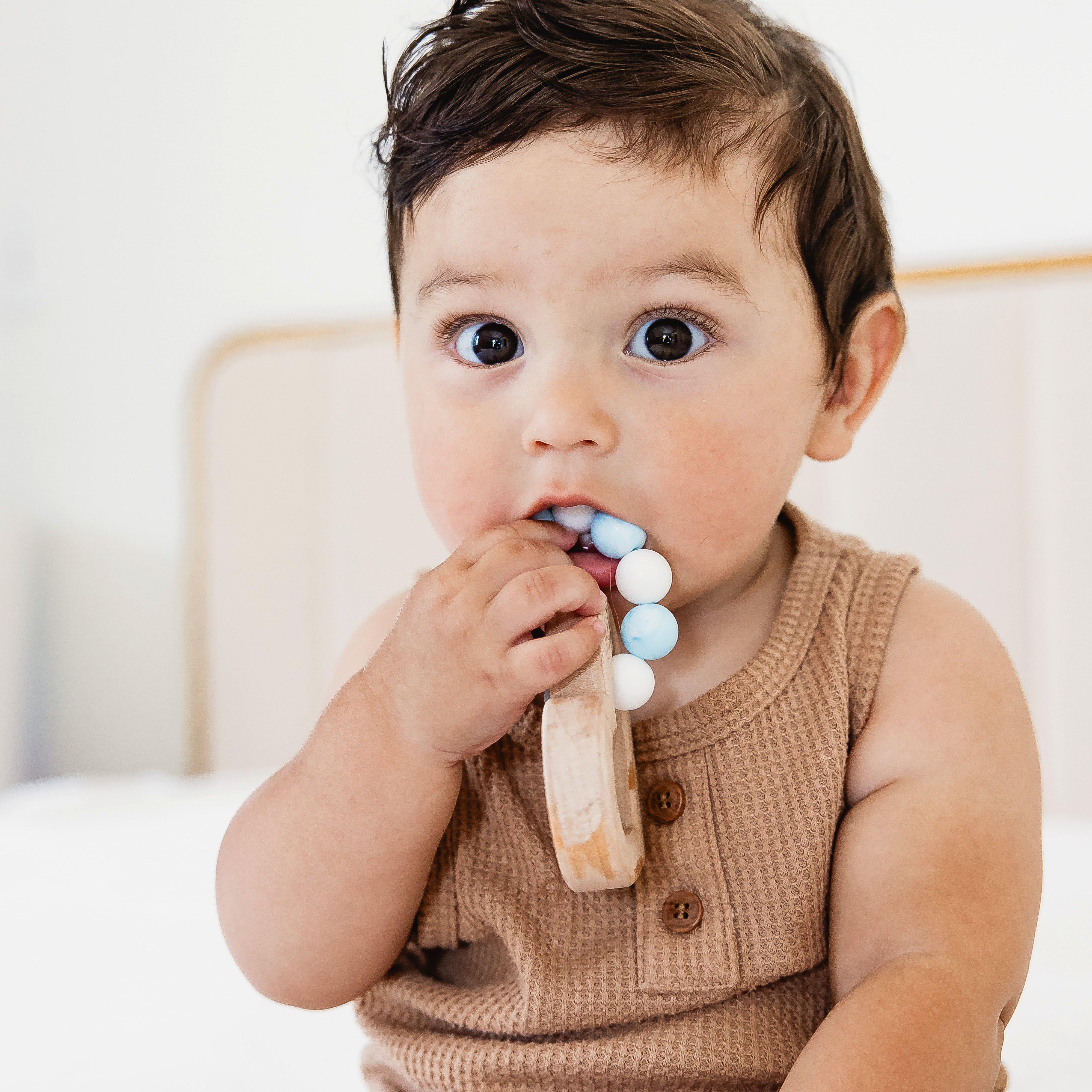 Silicone Bead Teether with Organic Cotton Bag - Heart with Blue Beads image number 4