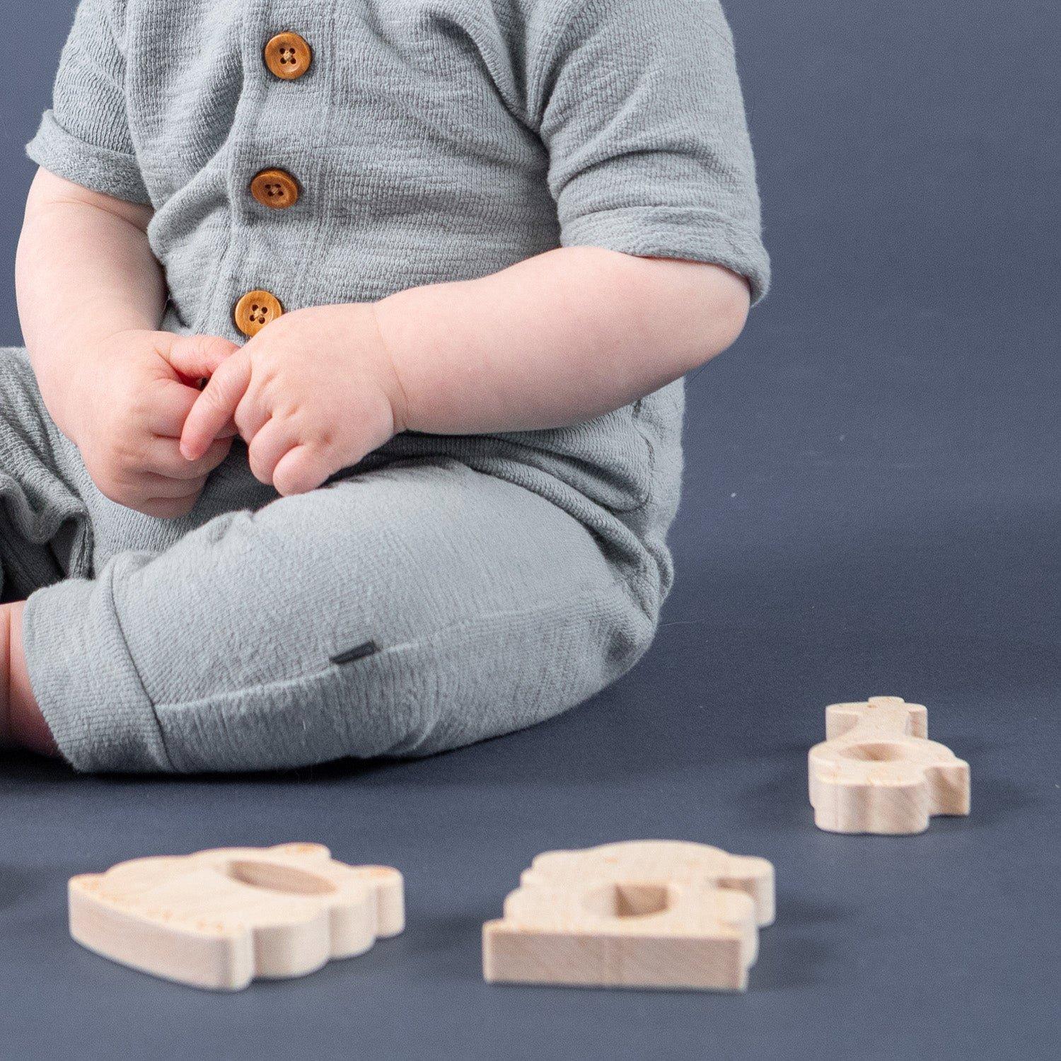 Soothing Giraffe Teether with Organic Cotton Bag image number 2