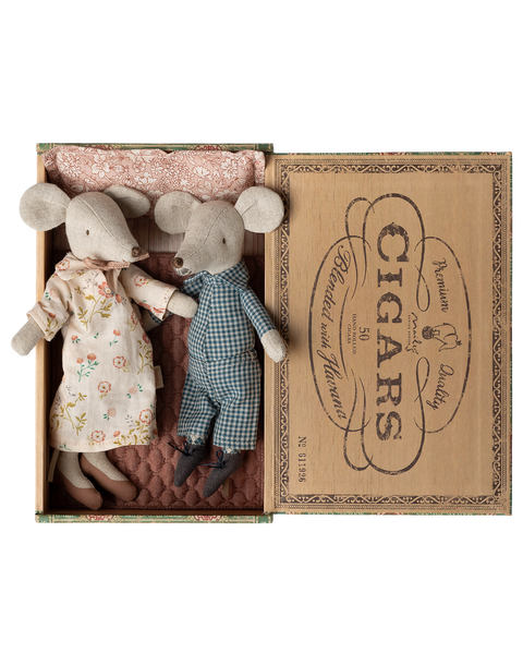 Grandma and grandpa mice in cigarbox