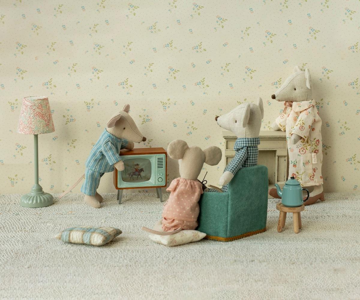 Grandma and grandpa mice in cigarbox image number 2