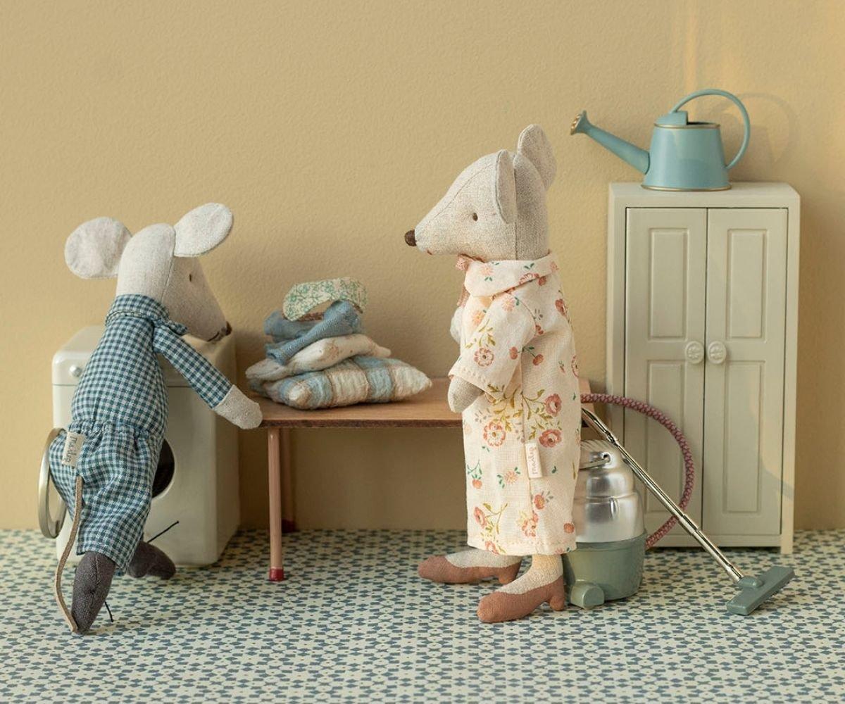 Grandma and grandpa mice in cigarbox image number 3