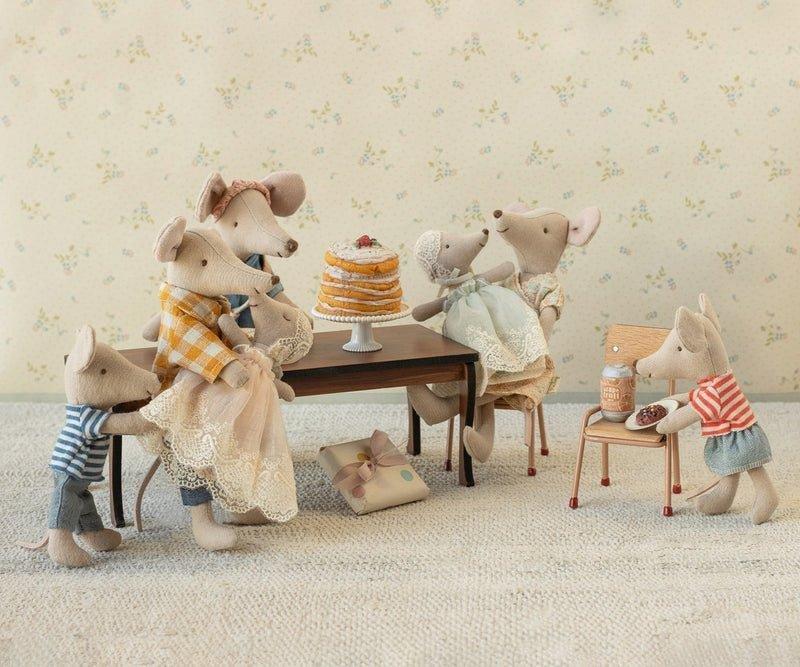 Baby mouse in gown - Powder image number 1