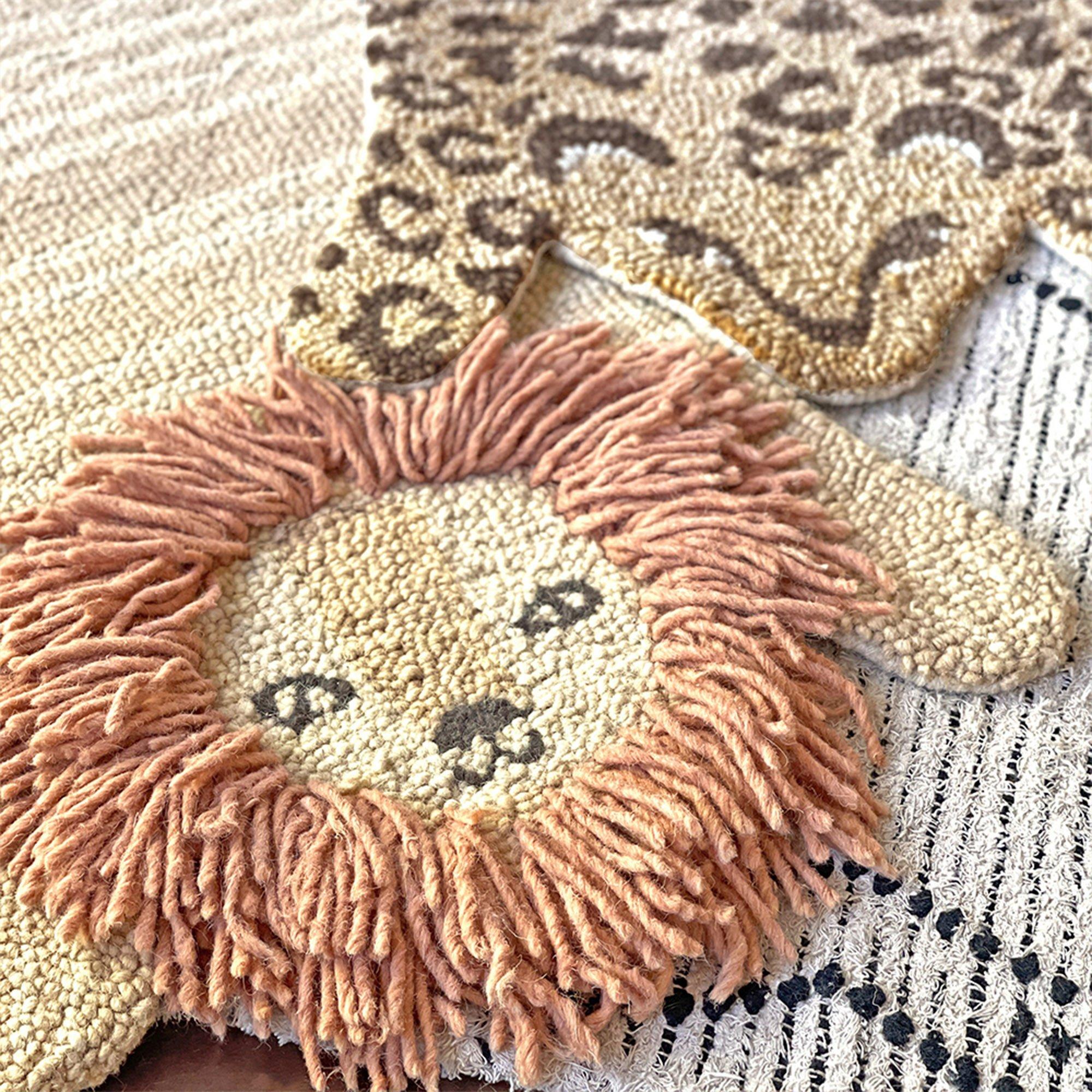 Kendi Lion Shaped Wool Accent Rug (23" x 36") image number 2