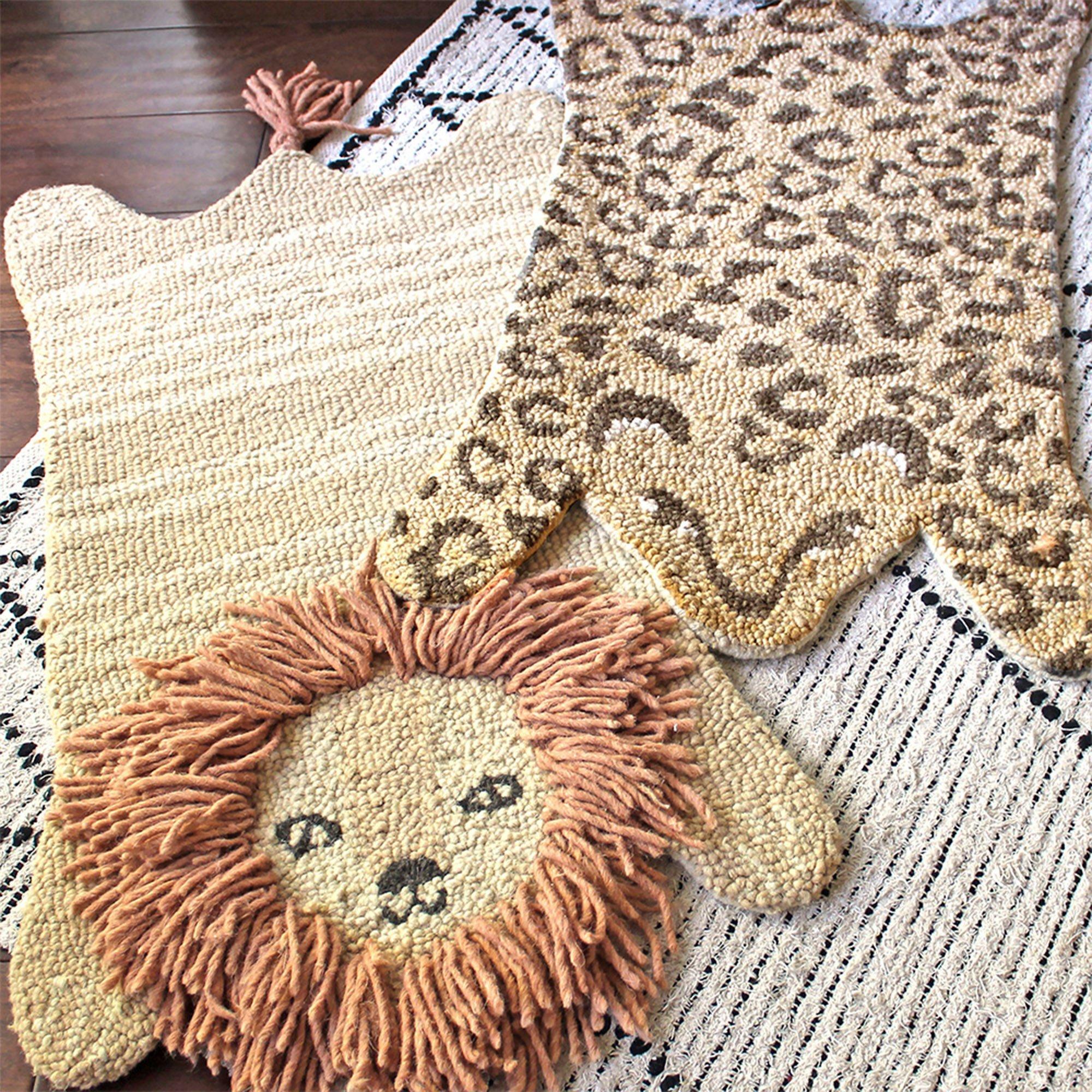 Kendi Lion Shaped Wool Accent Rug (23" x 36") image number 3