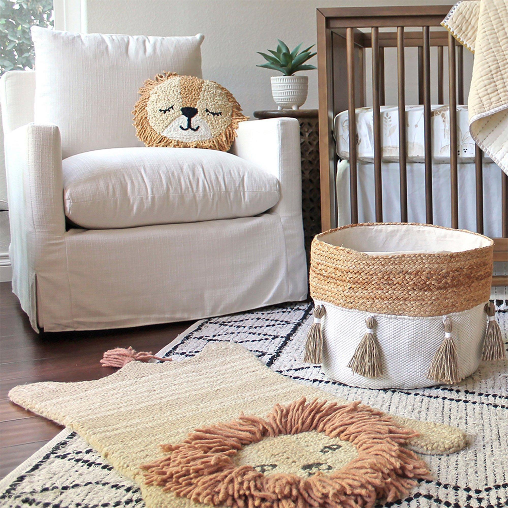 Kendi Lion Shaped Wool Accent Rug (23" x 36") image number 4