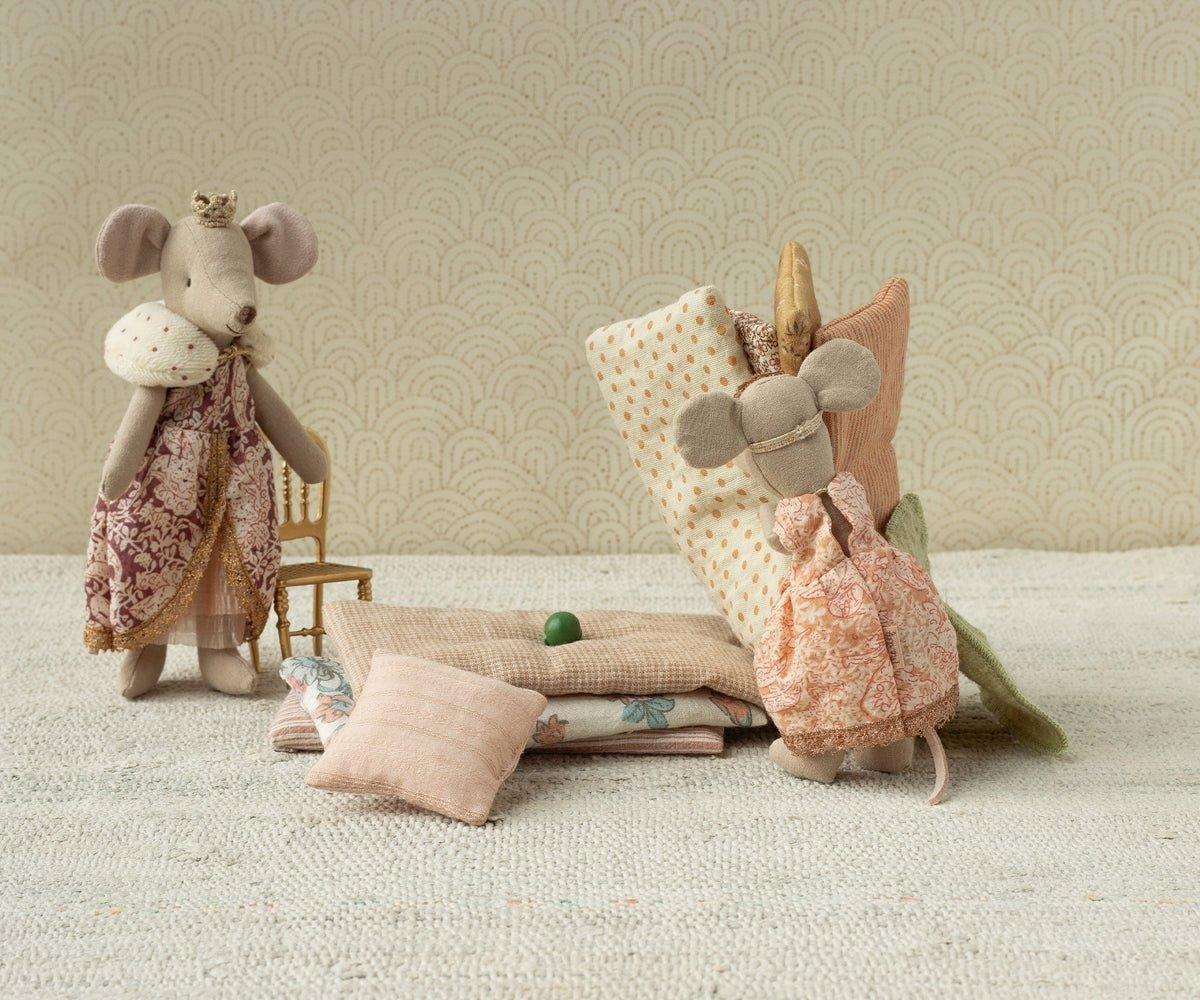Princess and the pea, Big sister mouse image number 1