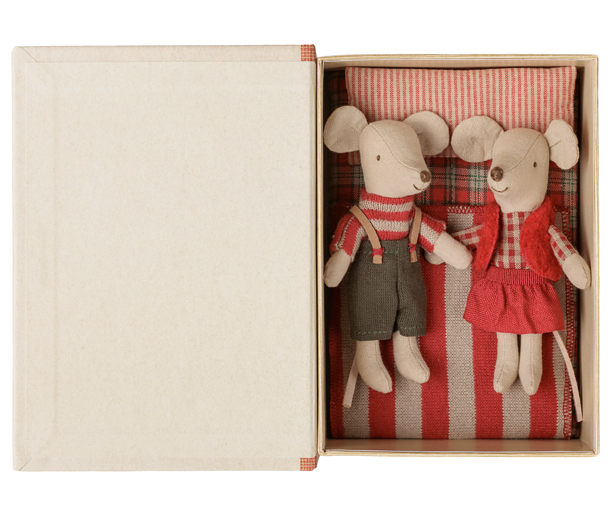 Christmas twin mice, Little sister and brother in book image number 2