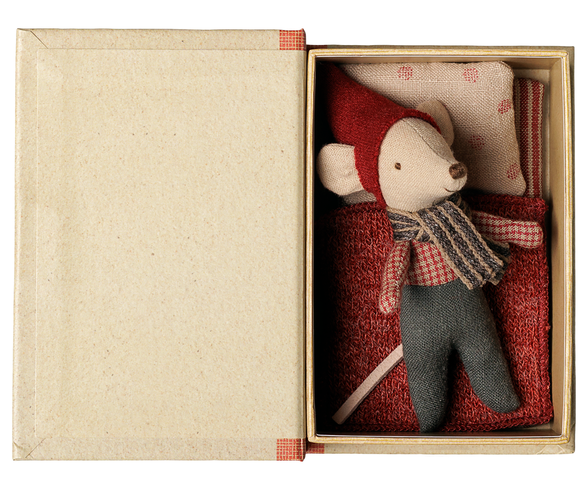 Christmas mouse, Baby in book image number 1