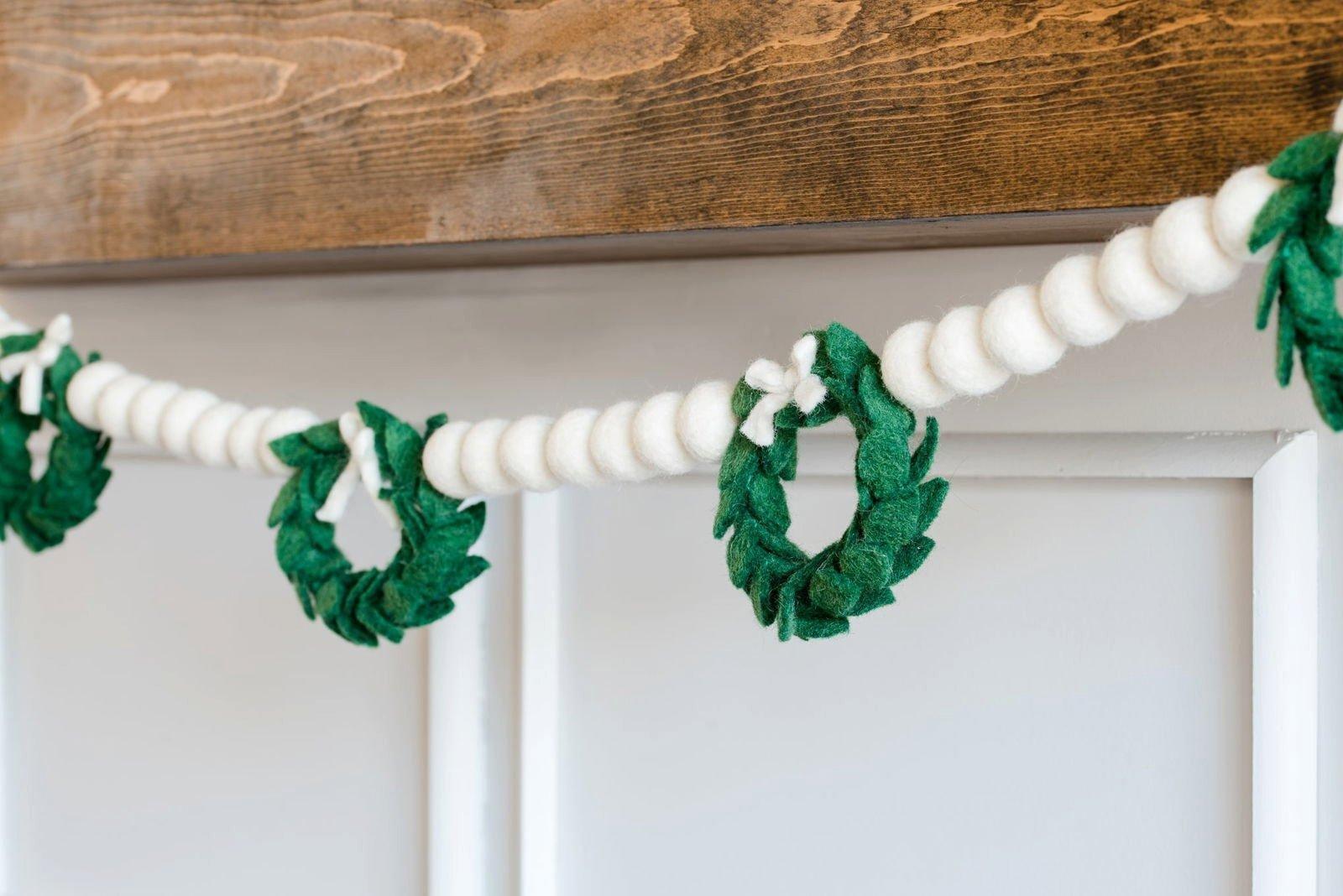Wreath Garland (White) image number 1