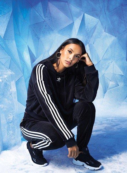 Mädchen trägt adidas Originals Velvet Anzug