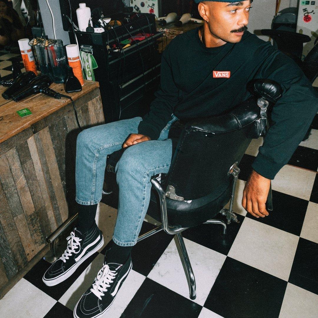 Tyylikäs nuori mies Vans Sk8-Hi Topit jalassa