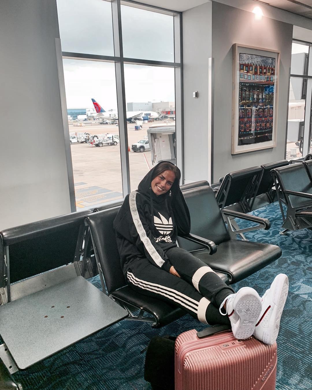 Mädchen im Flugahfen mit adidas Originals Outift