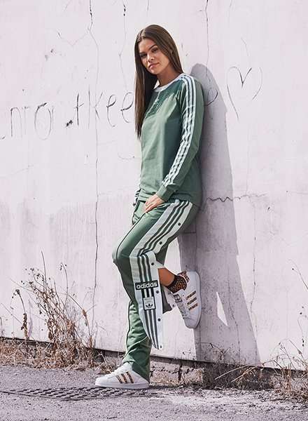 Frau in grünem adidas Originals Outfit