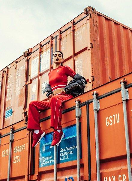 Mädchen im Puma Outfit