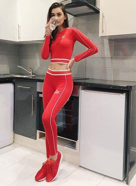 Mädchen in der Küche im Puma Outfit