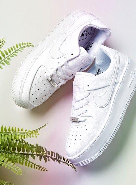 Nike Air Force 1 Sage in weiß