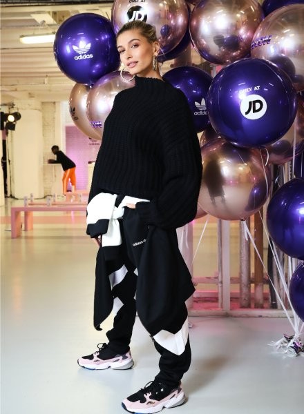 Evento con sfilata adidas Originals Falcon x Haley Baldwin