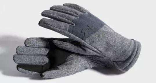 På billedet ses et par handsker fra Under Armour. Handskerne er grå med sorte detaljer.