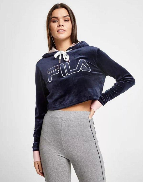 Ung kvinde i FILA crop hoodie