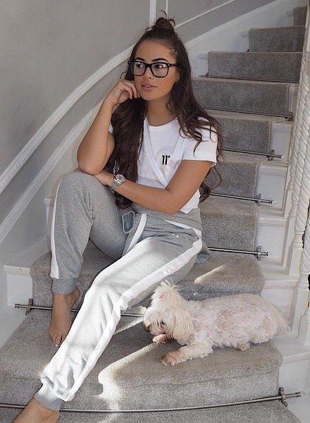 Mädchen im 11 Degree Jogginganzug