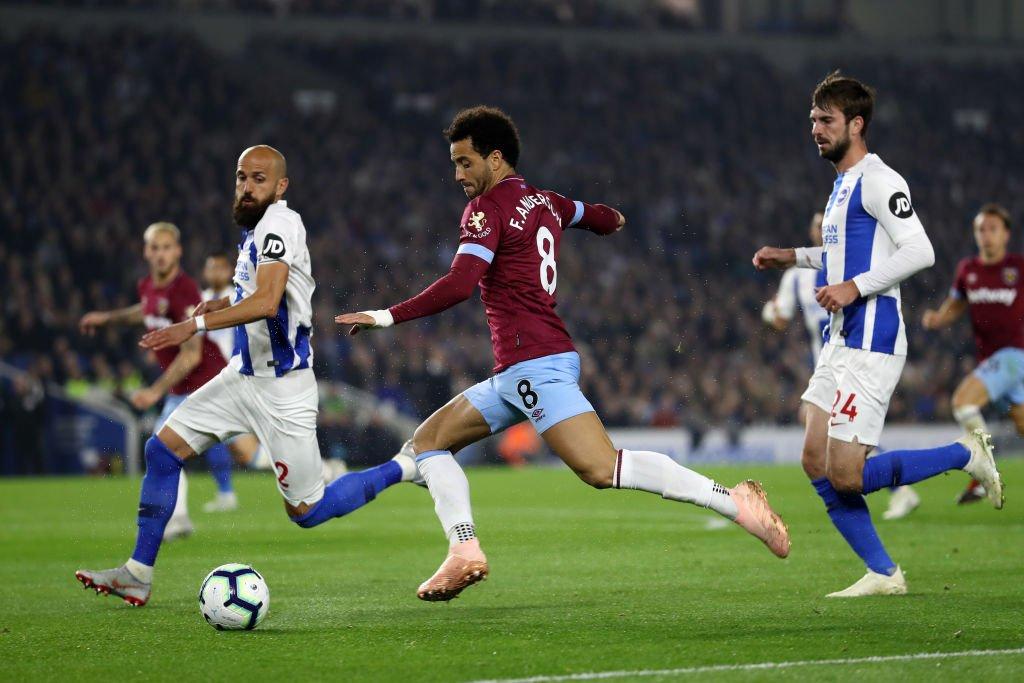 Brightonin pelaajat taistelemassa pallosta Englannin Valioliigassa