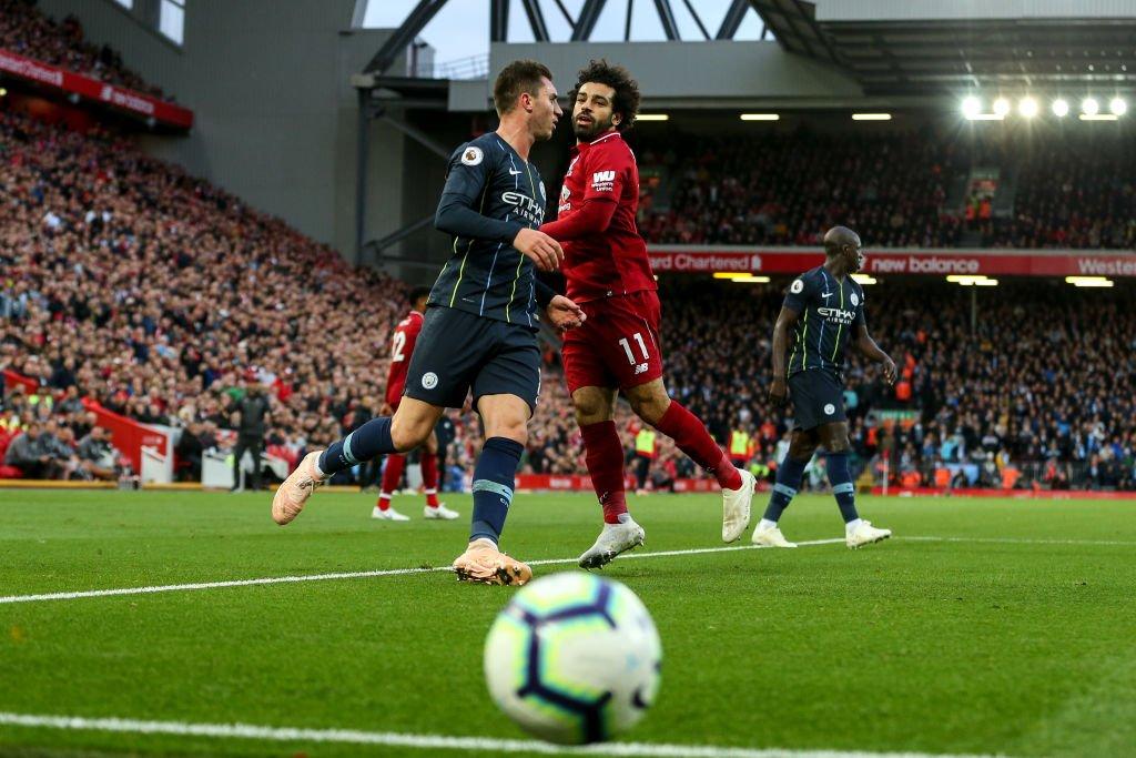 Salah ja Laporte kamppailevat pallosta