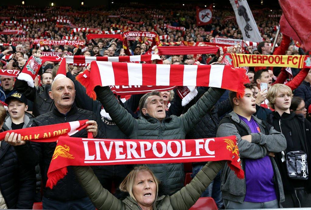 Liverpoolin kannattajat tunnustamassa väriä Englannin Valioliigassa