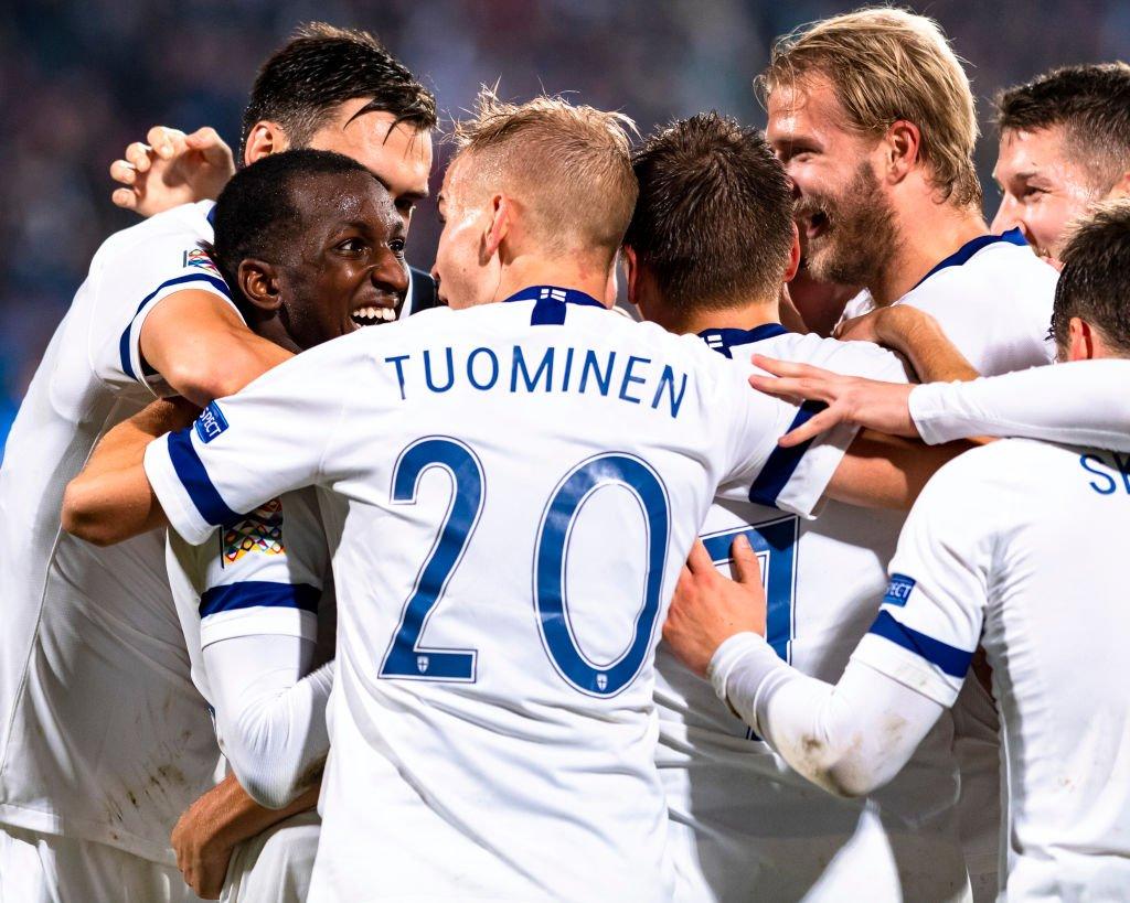 Suomen maajoukkue juhlistamassa maalia